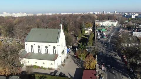Cmentarz Bródnowski w dniu Wszystkich Świętych (wideo z 1 listopada 2021 roku)