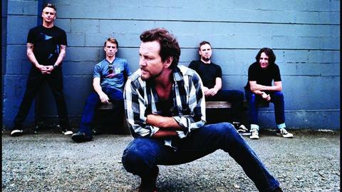 Zespół Pearl Jam podczas koncertu. Wideo archiwalne