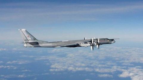 Lot bombowców Tu-95 nad morzami Japońskim i Wschodniochińskim