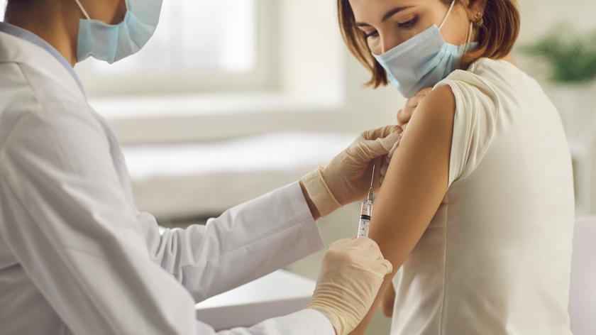 Weryfikacja szczepień w miejscu pracy. Piotr Mueller o przepisach