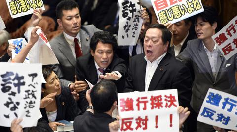 Wrzaski i protest w parlamencie w Japonii