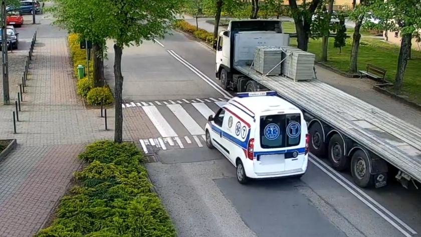 Ambulans wyprzedził na pasach w Czersku