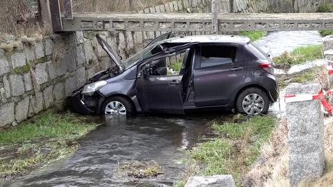 Samochód wpadł do rzeki. Nie żyje kierowca. Pasażer trafił do szpitala (wideo z 26.12.2022)