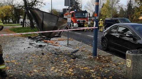 Starszy mężczyzna wjechał w przystanek, potrącił nastolatka