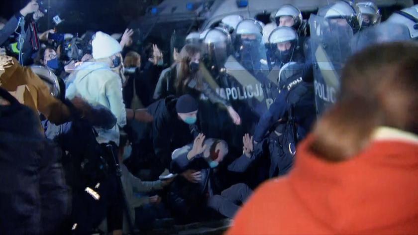 Nocna demonstracja i starcia z policją przed domem Jarosława Kaczyńskiego. Policjanci użyli gazu 