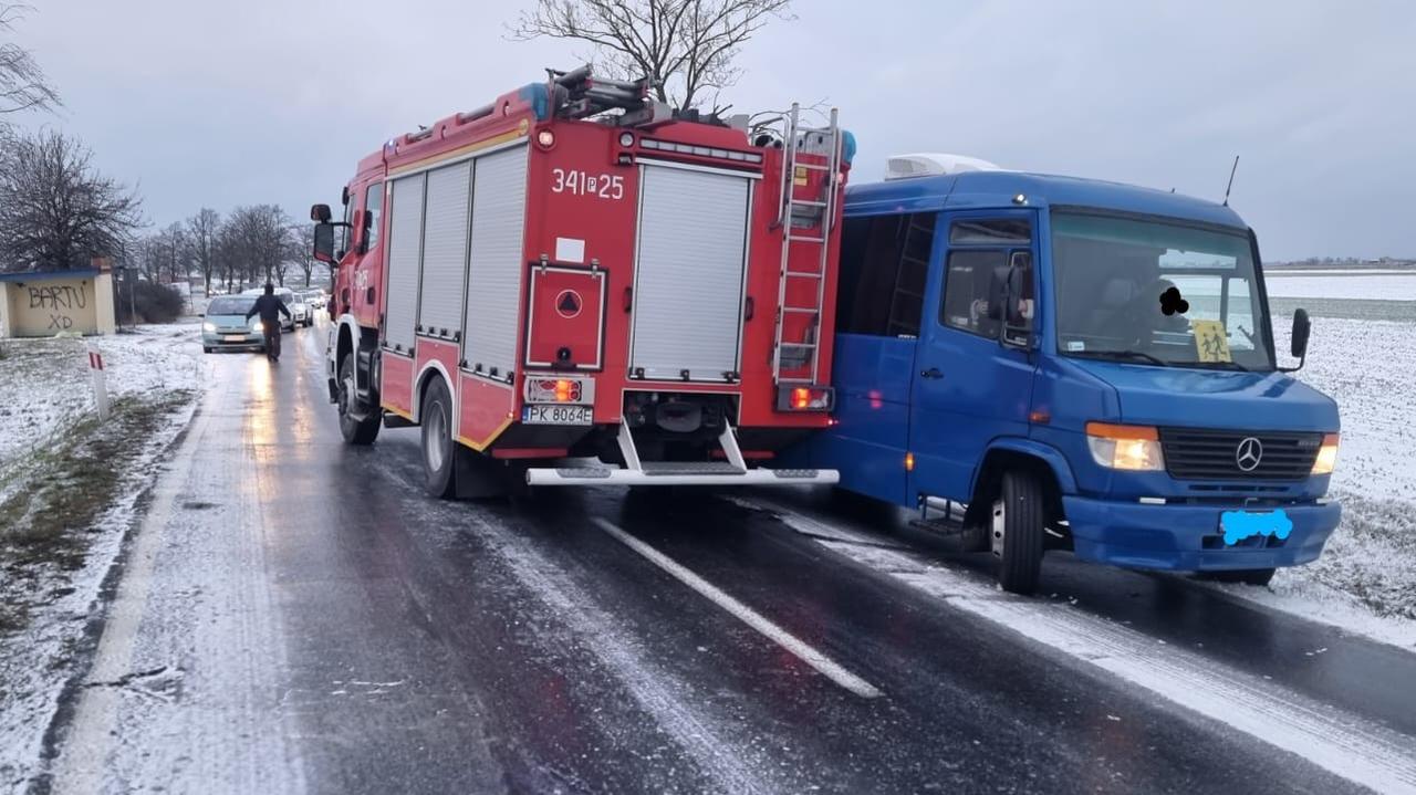 Jechali do pożaru ciężarówki, uderzyli w autobus szkolny