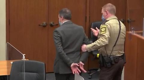 Derek Chauvin podczas procesu ws. zabójstwa George'a Floyda. Wideo archiwalne
