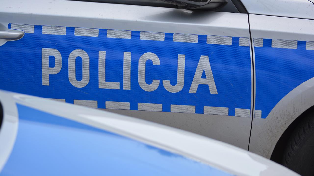 Wyjeżdżając z parkingu, uderzyła w auto. Była pijana, w aucie wiozła córkę