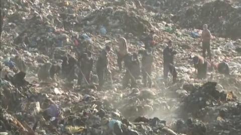 Ratownicy poszukują zaginionych strażaków na wysypisku śmieci pod Lwowem  