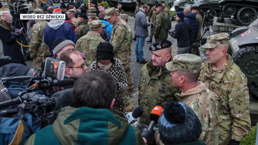 Generał Jarosław Mika podczas przywitania amerykańskich żołnierzy w Skwierzynie