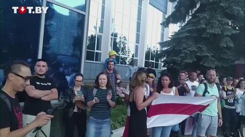 "Łukaszenka przegrał!" Protest przed gmachem państwowej telewizji w Mińsku  