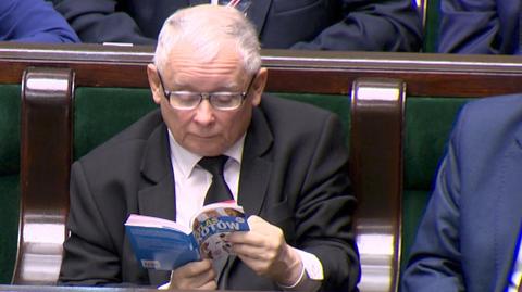 Prezes Kaczyński czyta "Atlas kotów"