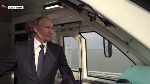 Putin przejeżdża pociągiem przez most Krymski. Nagranie archiwalne 