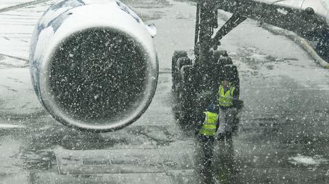 Śnieg paraliżuje brytyjskie lotniska (lotnisko Heathrow w nocy 12 grudnia 2022)