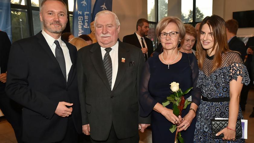 Lech Wałęsa z rodziną na urodzinowym bankiecie