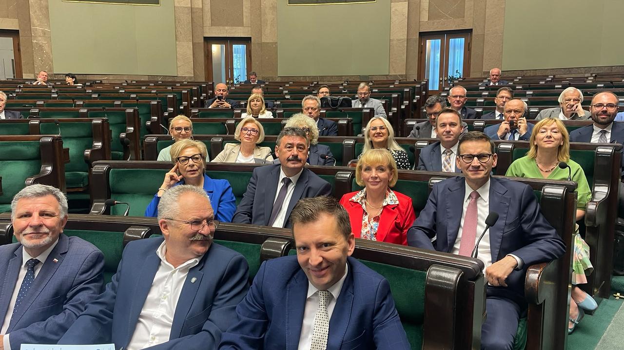 Spadek poparcia dla PiS w sondażu. Rzecznik partii o "smutnych wnioskach"