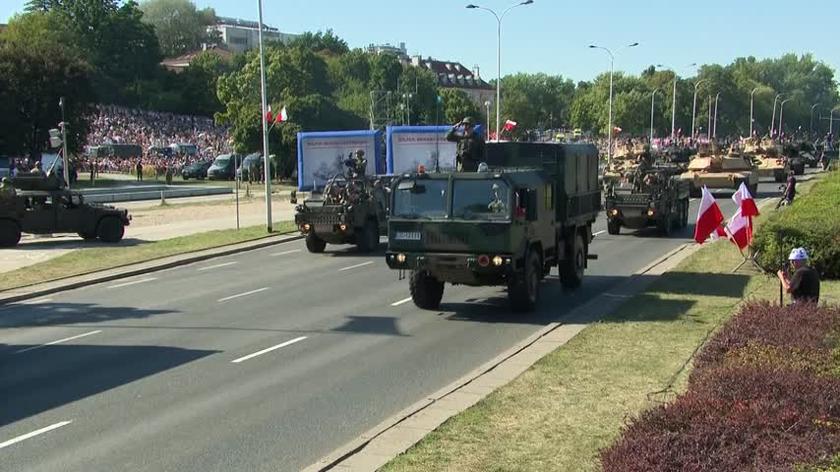 Sojusznicy na defiladzie. Żołnierze z USA, Wielkiej Brytanii, Rumunii i Chorwacji i ich sprzęt