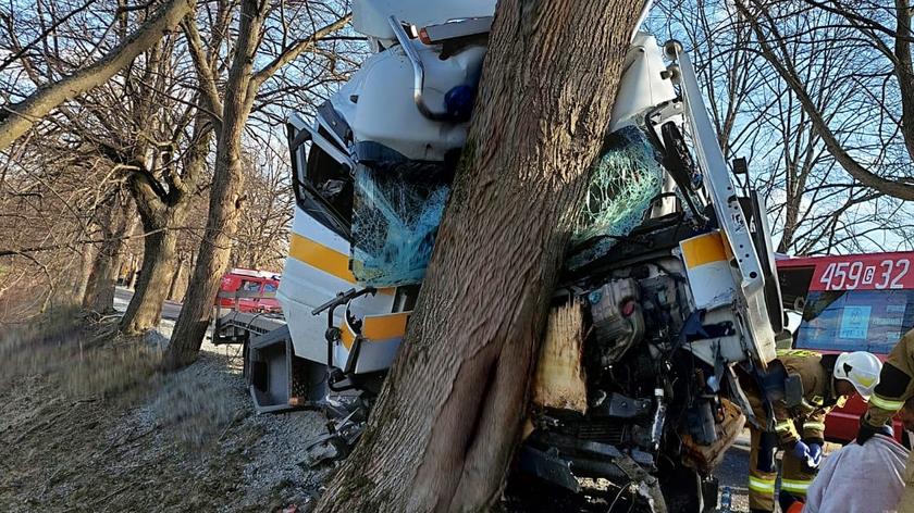 Grabowo Kościerskie - Nowa Karczma. Wiatr zdmuchnął na przeciwległy pas przyczepkę reklamową. Kierowca ciężarówka wjechał w drzewo (materiał z 2.04.2022)