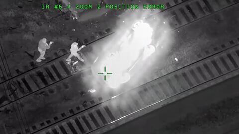 Policjanci z Atlanty wyciągnęli mężczyznę z auta tuż przed tym, jak uderzył w nie pociąg. Nagranie