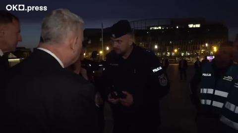 Jarosław Kaczyński i inni politycy PiS pytają dowódcę policjantów na pl. Piłsudskiego, kto rozkazał pilnowania pomnika