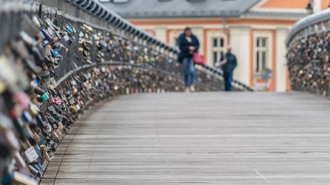 Słynne kłódki zakochanych znikną z kładki Bernatka w Krakowie. Mogą zostać przetopione