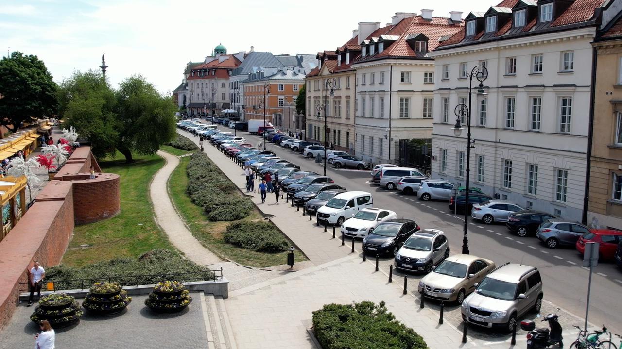Warszawa rozważa płatne parkowanie w weekendy. W Poznaniu i Wrocławiu już to działa