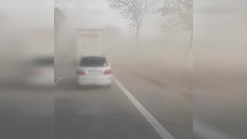 Wichura pyłowa na drodze krajowej numer 94