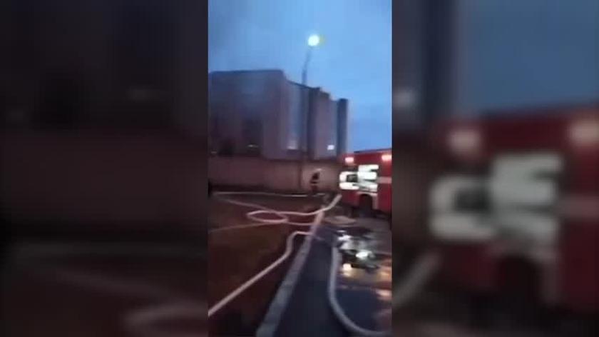 Strażacy podczas akcji gaszenia ognia na terenie Zaporoskiej Elektrowni Atomowej 