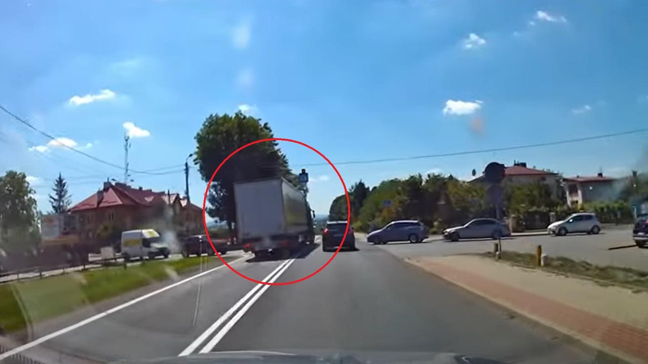 Ruchliwe skrzyżowanie, kierowca ciężarówki ominął korek slalomem. Policja: szaleńczy rajd