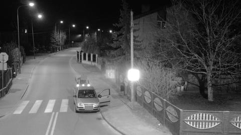 Łomża. Strażnicy miejscu uwiecznili na fotopułapcę mężczyznę, który zostawiał przy chodniku opony i odpady budowlane (materiał z 1.04.2022)