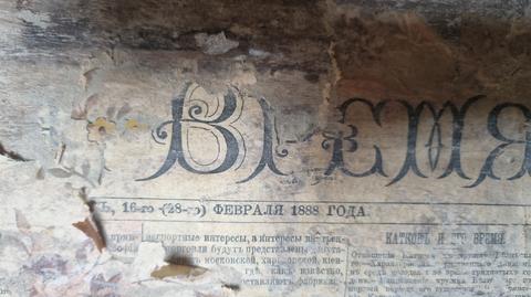 Puławy. Podczas remontu domu odkryte zostały tapety, a pod nimi XIX-wieczne gazety