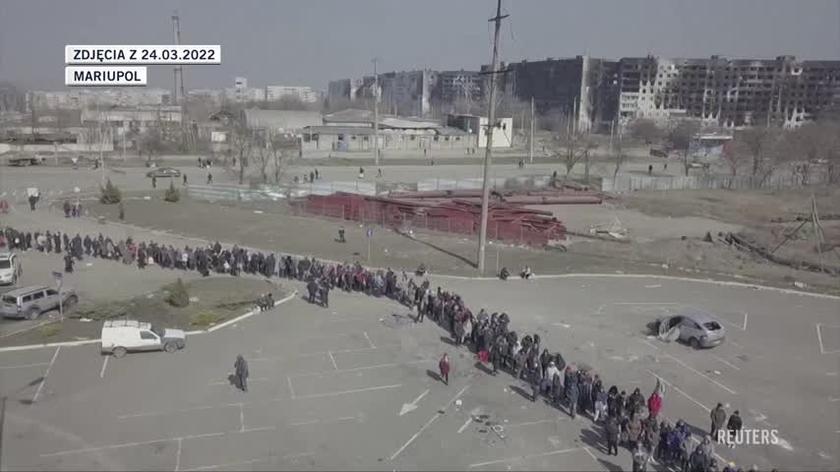 Mariupol. Kolejka do punktu z pomocą humanitarną (nagranie z 24 marca)