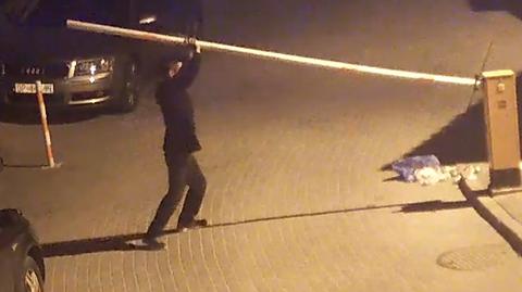 Policjanci poszukują sprawcy uszkodzenia szlabanu w Elblągu