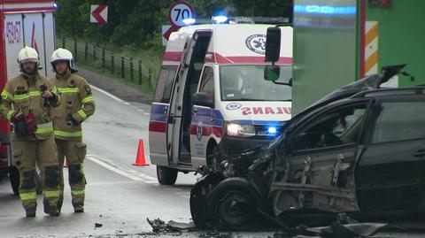 Chciał uniknąć kolizji, zjechał na czołówkę. Samochód przewożący płyty nagrobne wpadł do rowu