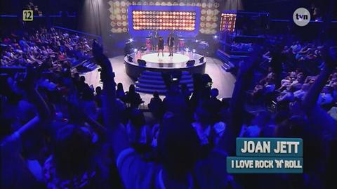 Maciej, Andrzej i Krzysztof wykonują piosenkę Joan Jett "I love rock'n'roll"