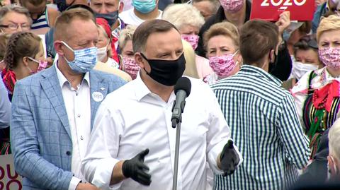 Andrzej Duda na spotkaniu z wyborcami w maseczce i rękawiczkach