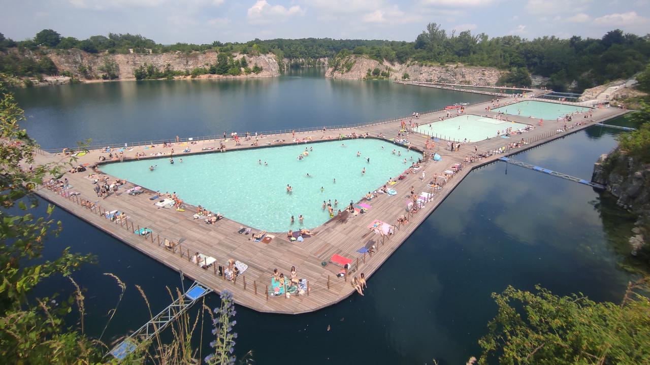 Cracovia.  Zakrzówek este deschis, iar parcul și piscinele au fost create într-o fostă carieră.  Atat copiii cat si adultii vor beneficia de piscina