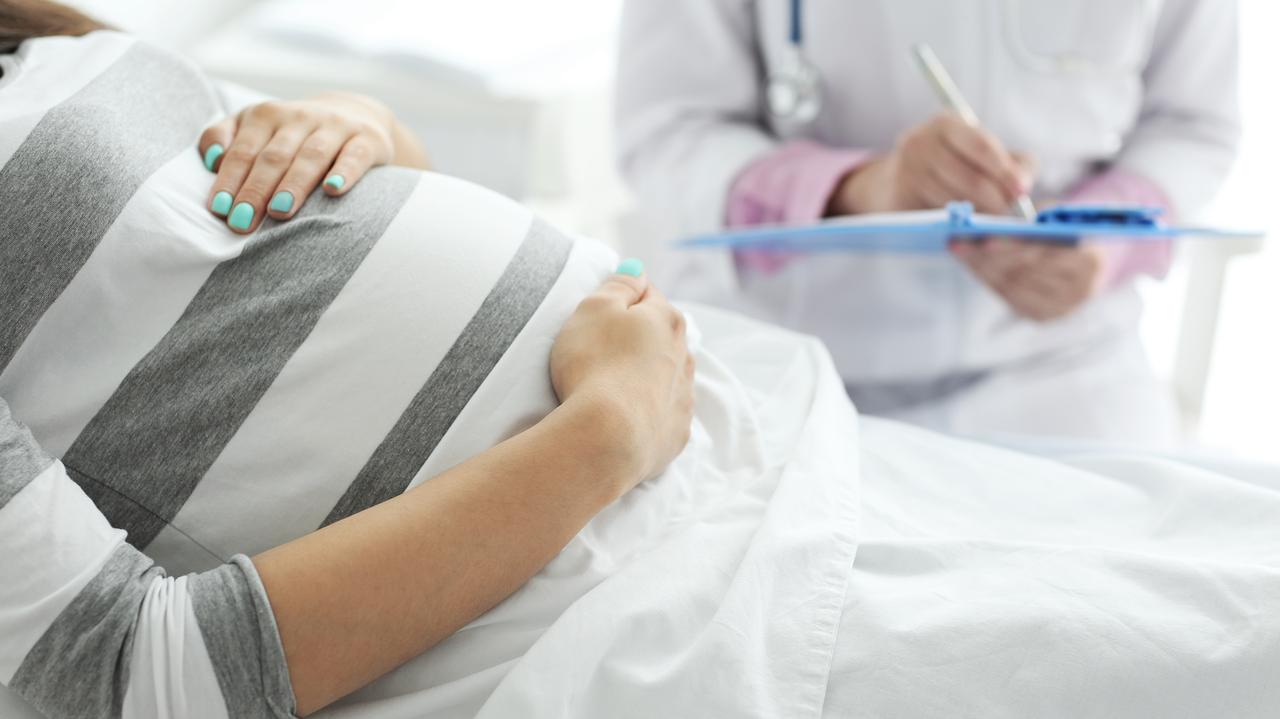 Szpital wypisał rodzącą kobietę do domu, osiem minut później urodziła w samochodzie