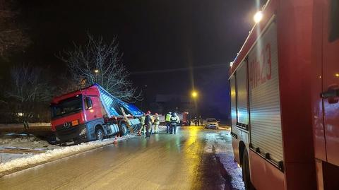 Dziekanów. Ciężarówka z ładunkiem materiałów chemicznych wypadła z drogi i wjechała do rowu (materiał z 25.12.2021)