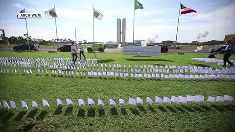 Białe flagi przed brazylijskim Kongresem Narodowym. Symbolizują zmarłych z powodu COVID-19