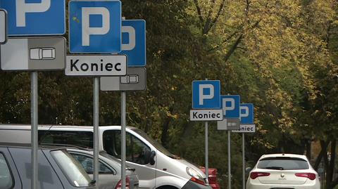 Poznań, osiedle Przyjaźni. Znak za znakiem na parkingu