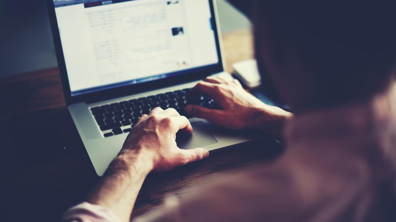 Chciał zainwestować w amerykańskie spółki, stracił niemal 900 tysięcy złotych