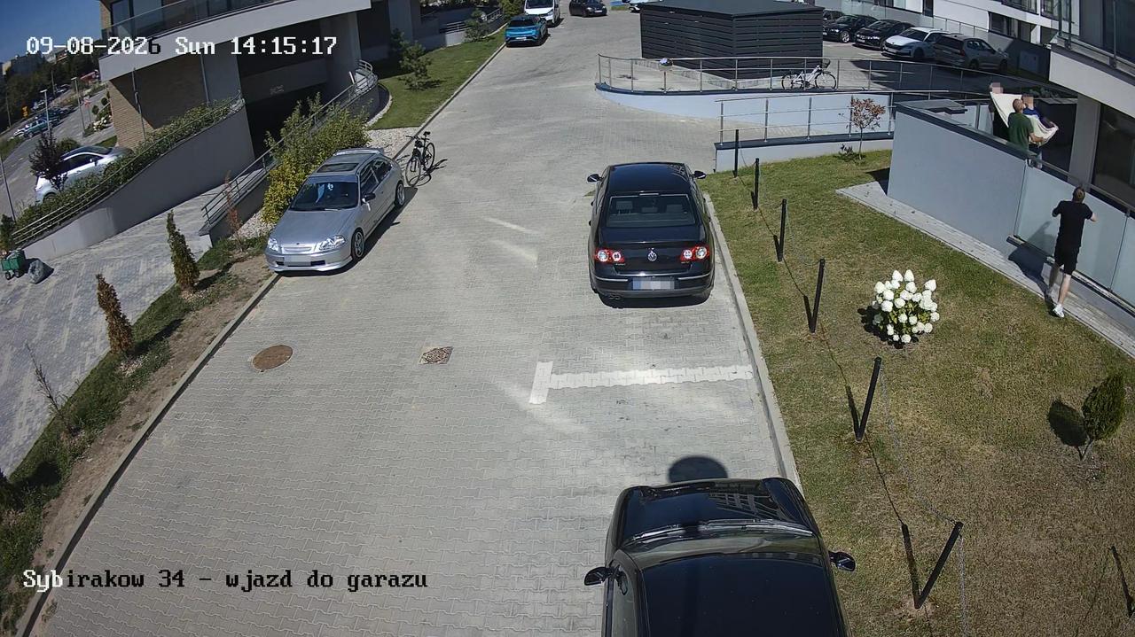Dziecko spadło z balkonu, sąsiedzi rozciągnęli koc. Tak to wyglądało