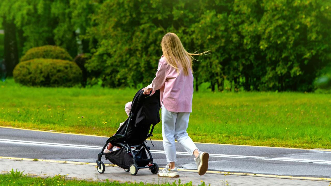 Ukrainians must confirm identity by 31 August or lose 800+ child benefit