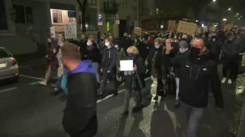 Protest w Kielcach. Uczestnicy skandowali między innymi hasło "myślę, czuję, decyduję"