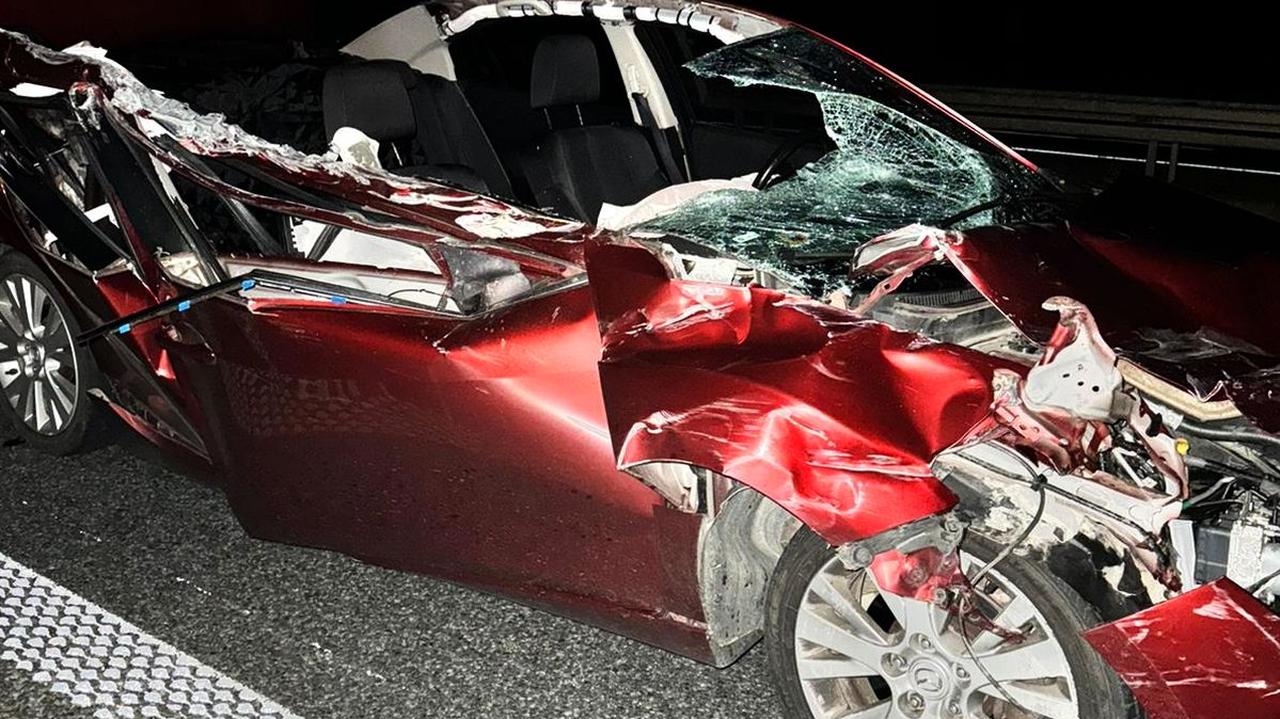 Doszczętnie zniszczone auto, w środku pijany kierowca bez żadnych obrażeń
