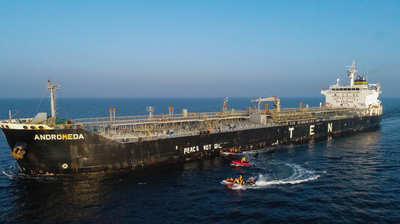 Zatoka Gdańska. Aktywiści Greenpeace namalowali na tankowcu z - jak twierdzą - rosyjską ropą naftową hasło 