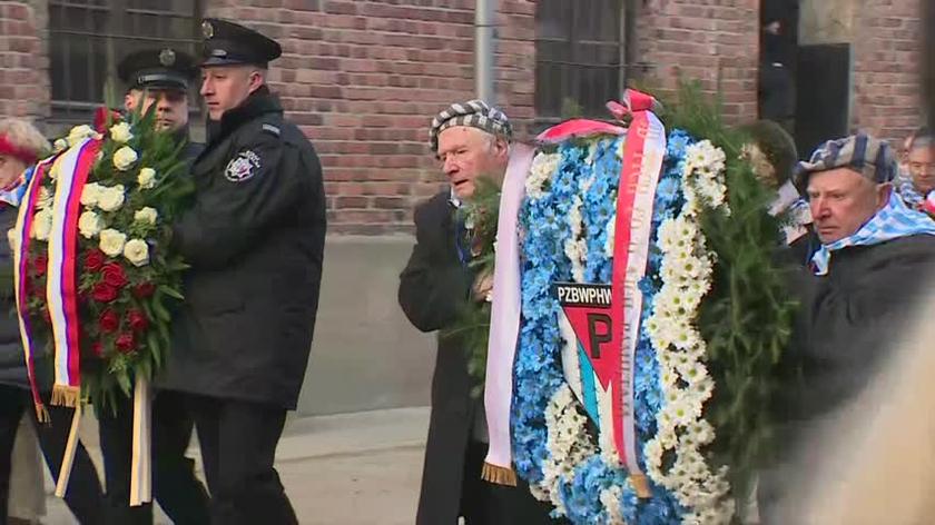 Survivors commemorate Auschwitz liberation with wreaths at execution wall