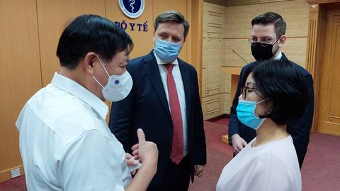 Do Wietnamu dotarły szczepionki przekazane przez Polskę
