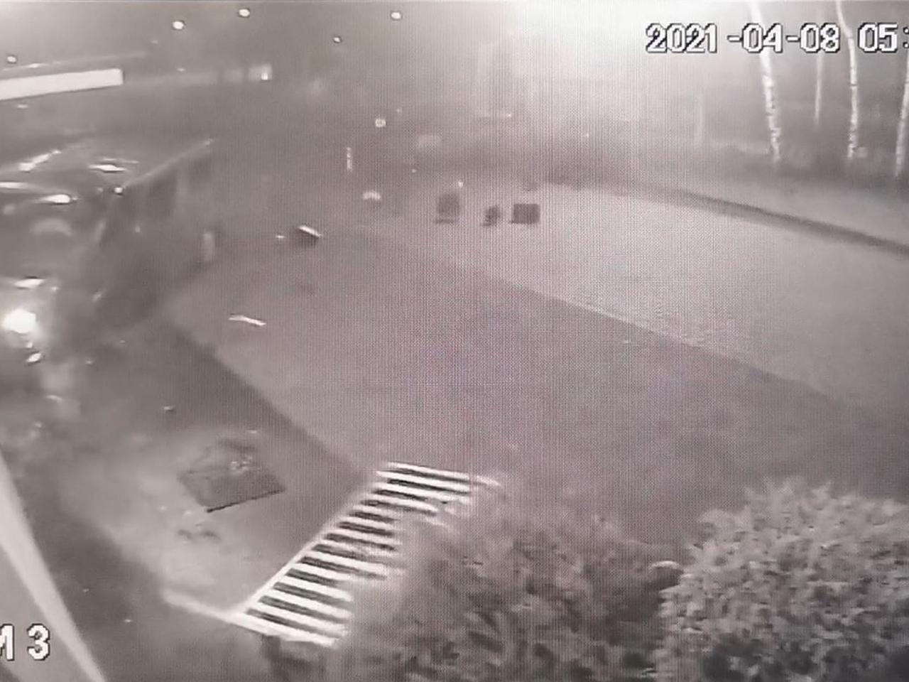 Ostrow Wielkopolski Po Zderzeniu Na Skrzyzowaniu Bus Uderzyl W Sciane I Wjechal Do Biura Nagranie Tvn24